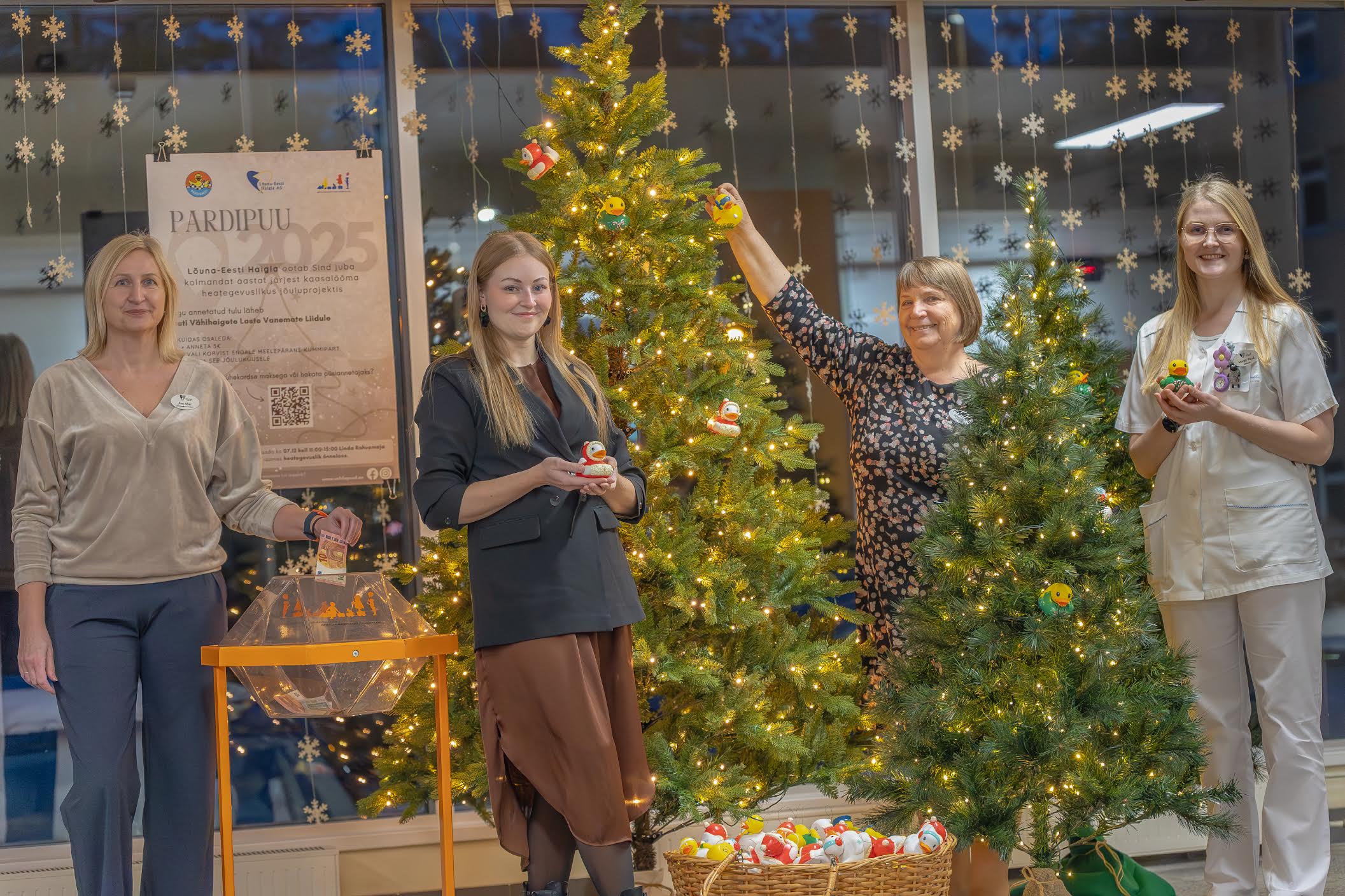 Vasakult: Lõuna-Eesti haigla kommunikatsioonijuht Ave Abel, heategevusliku pardipuu idee algataja Kris-Marii Jaanson, ravijuht Agnes Aart ja Lõuna-Eesti haiglas septembrikuust lastearstina töötav Margit Raud, kes ei ole küll veel pardipuukampaaniasse panustada jõudnud, kuid on sellest kuulnud. Pühadeperioodil teeb Raud annetusi ikka, enamasti just lastevaldkonda puudutavatesse heategevuskampaaniatesse. Foto: AIGAR NAGEL